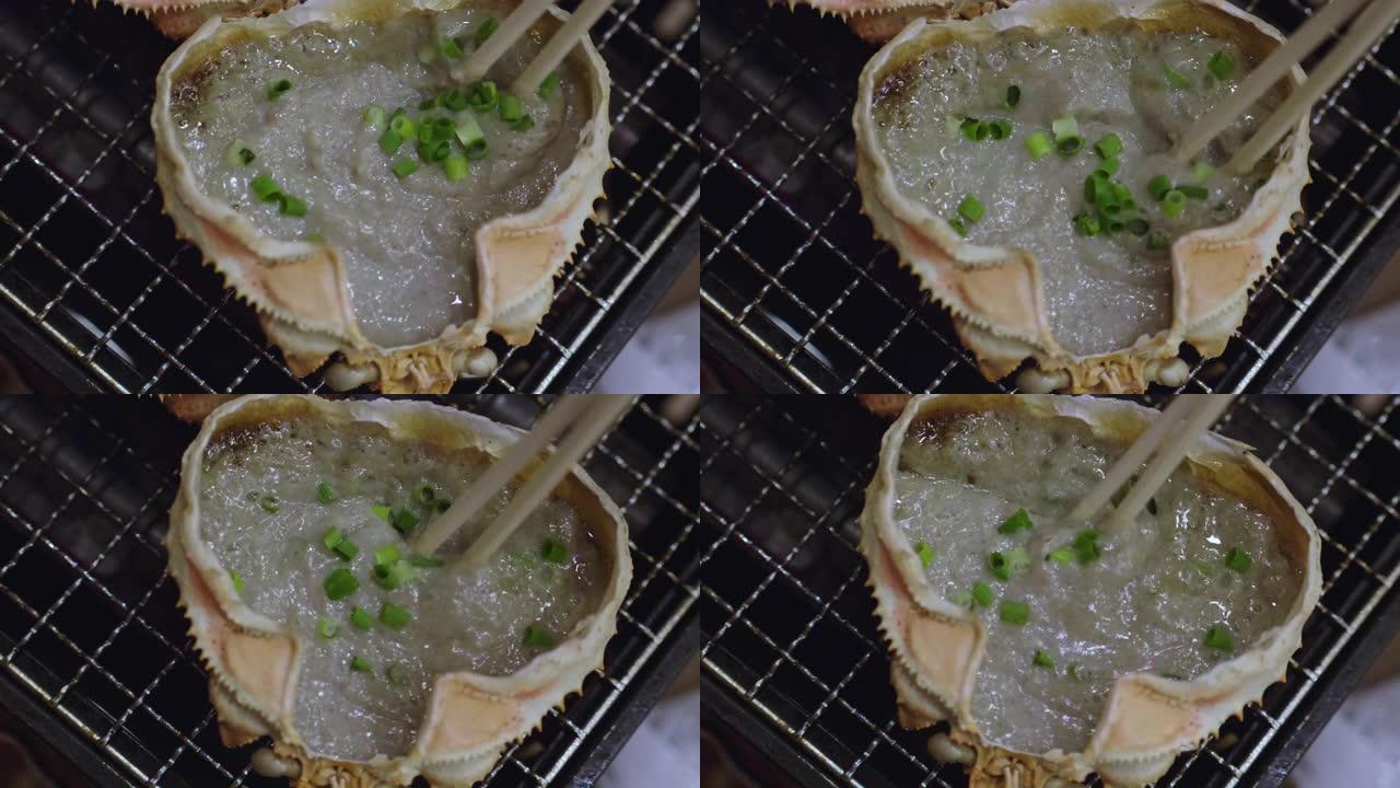 在传统的日本餐厅用蟹壳烤的日本Kani味噌蟹肉和豆酱。选择性聚焦。木炭烤架