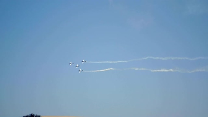 四架飞机在蓝天的背景上飞行。4K