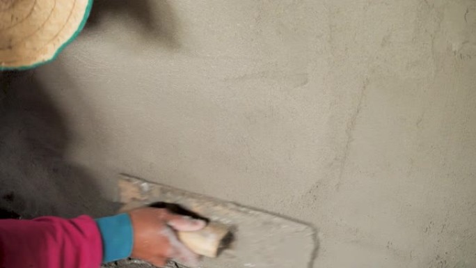 建筑工人石膏水泥墙