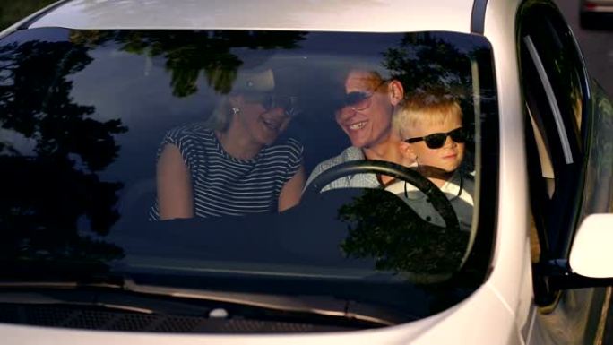 快乐的年轻父母在夏天带着孩子乘车旅行。母亲。