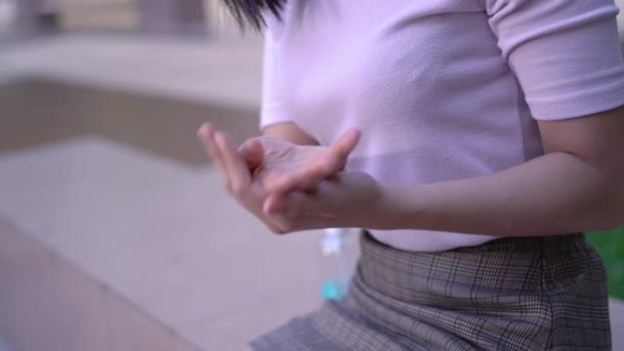 4k迷人的亚洲女性使用酒精消毒剂凝胶，然后揉搓手以清除细菌和细菌，病毒covid19，洗手，洗手液，