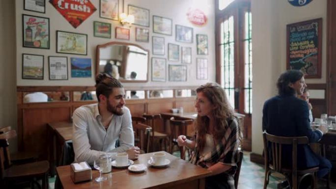 夫妇在自助餐厅喝咖啡