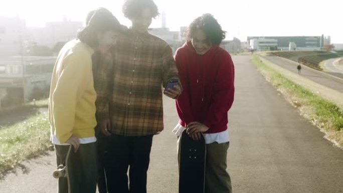 一群使用智能手机的日本滑板手