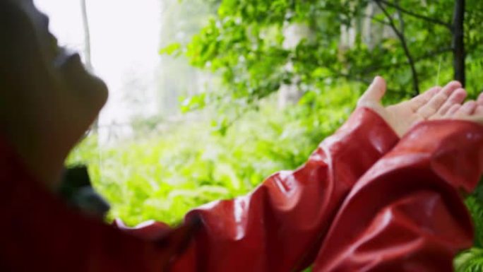 女孩旅行者在山间避雨