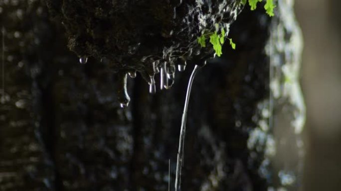 水滴在洞穴中的钟乳石中滑落