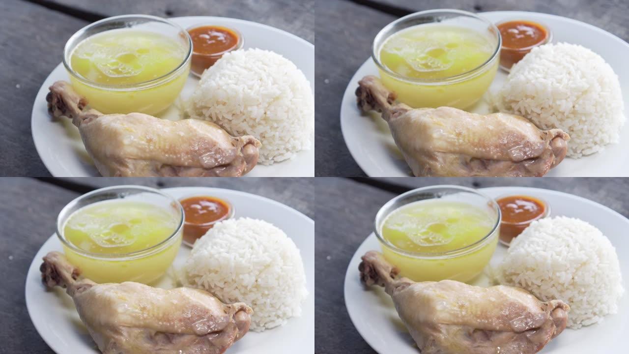 米饭和鸡肉和汤一起蒸。内部有棕色酱汁。特写镜头。