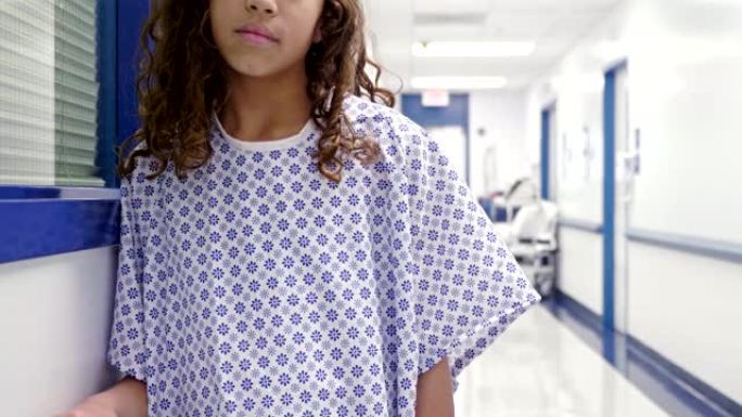 心烦意乱的青春期女孩站在医院的走廊上