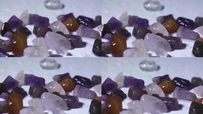 微细水滴在彩色宝石上的慢动作