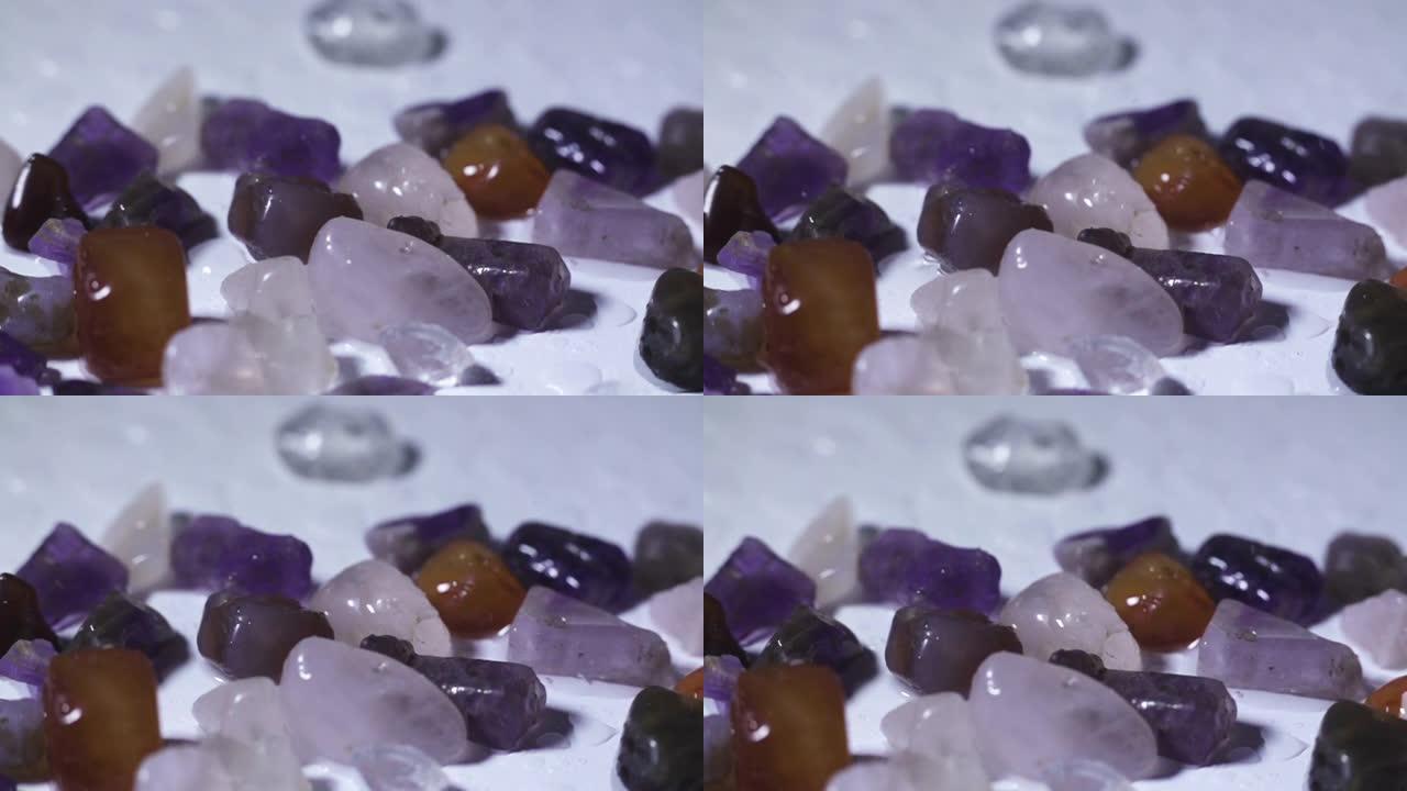 微细水滴在彩色宝石上的慢动作