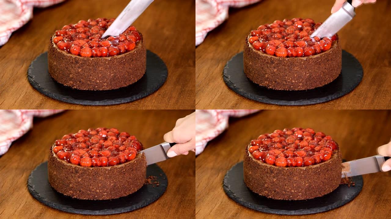 女性手用刀切巧克力芝士蛋糕。自制甜品。