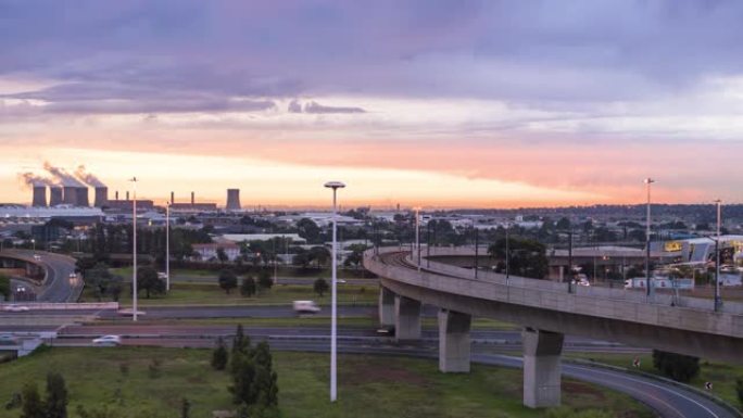 从约翰内斯堡机场 (奥利弗·坦博) 出发，高速公路、发电站和火车 (高火车) 的日落延时