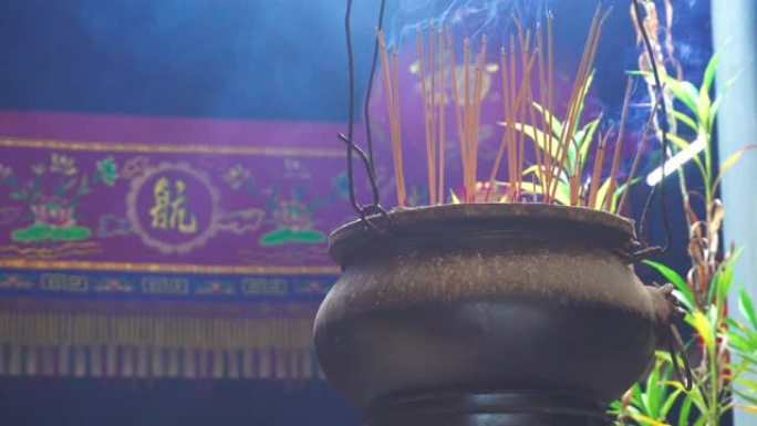 中国寺烧红香棒和烧香锅烟的4k镜头