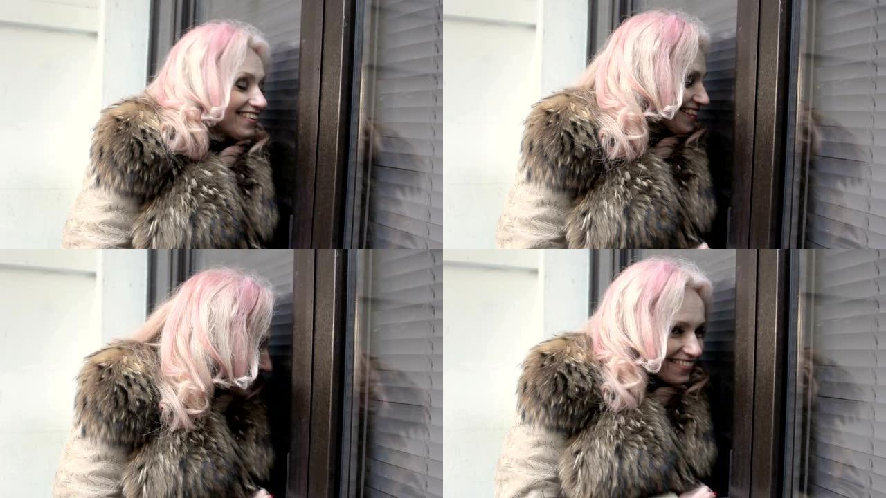 一个长着粉红头发的成年女子，正看着窗外