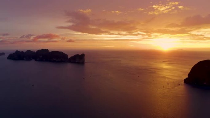 泰国甲米府披披群岛全景图/泰语。壮观的彩色日落在大海和岛屿上。热带和平静的印度洋的惊人黄昏