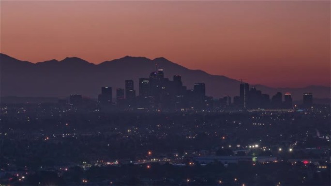 美国洛杉矶，延时-从夜晚到白天城市天际线的中景