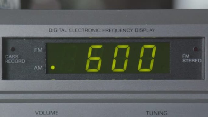 老式银色立体声系统上的数字电子频率显示