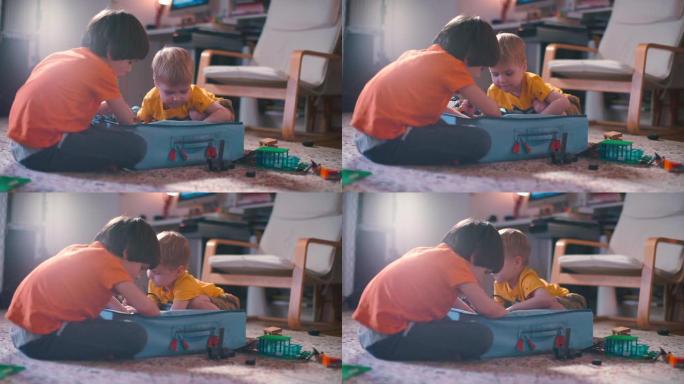 两个男孩正在玩一个构造器盒子。