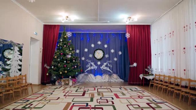 美丽的礼堂，有deers，时钟，圣诞树和幼儿园里咆哮的蓝色球
