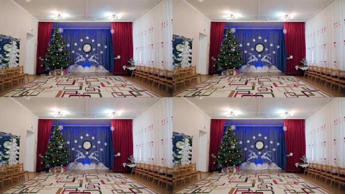 美丽的礼堂，有deers，时钟，圣诞树和幼儿园里咆哮的蓝色球