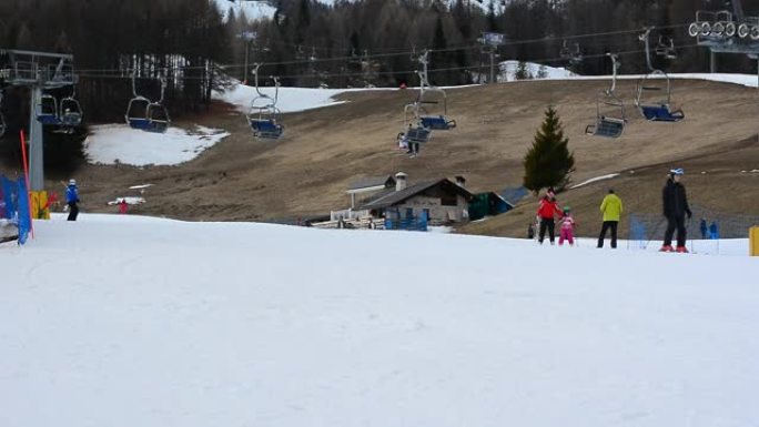 Cortina D'Ampezzo，Belluno，意大利，02/20/2020在冬天的最后几天滑雪