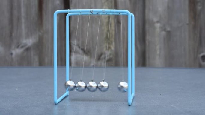牛顿摇篮，物理实验: 碰撞球在起作用。