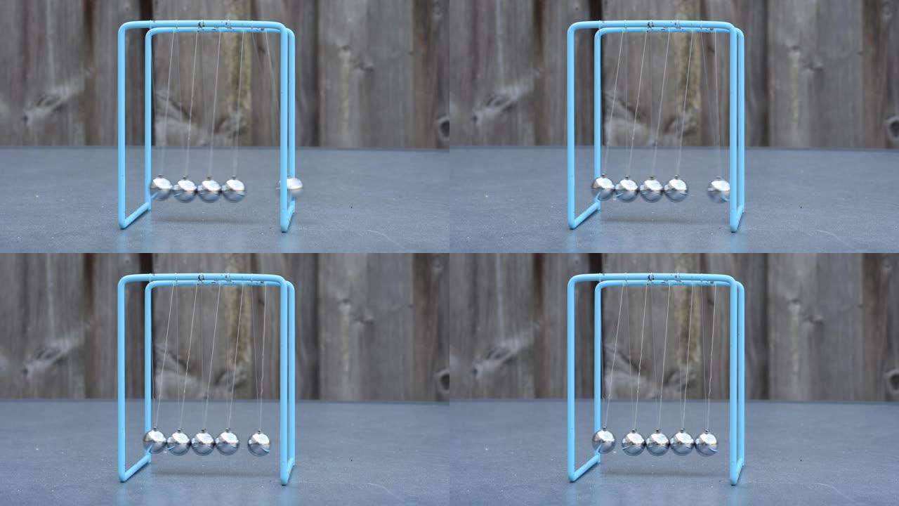 牛顿摇篮，物理实验: 碰撞球在起作用。
