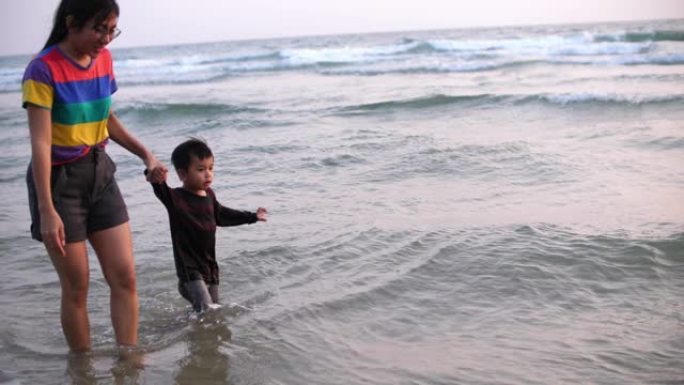 SLO MO，亚洲男婴在沙滩上玩耍，4K