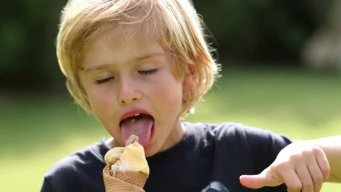 帅气的小男孩孩子在外面吃冰淇淋