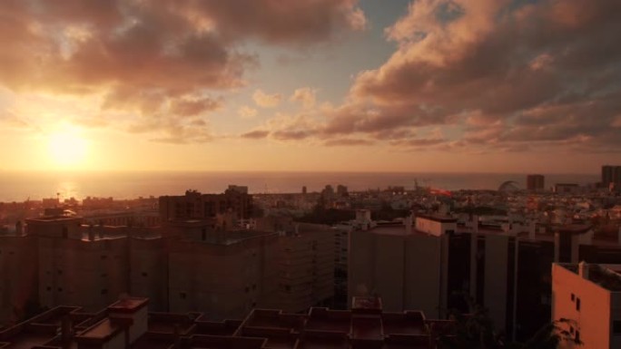 西班牙特内里费岛的延时。圣克鲁斯-德特内里费的景色。红色、黄色和橙色日出云
