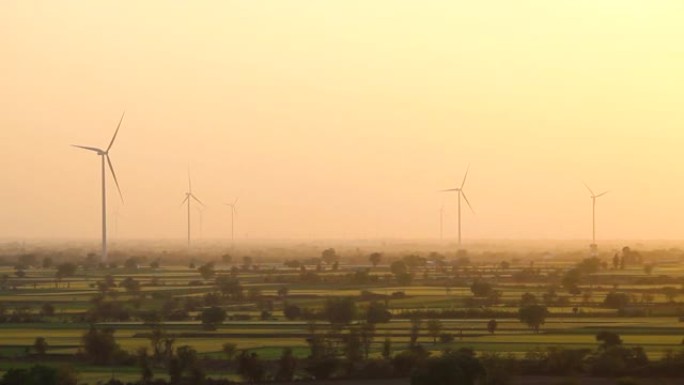 在印度古吉拉特邦Wankaner日落的黄金时段观看风电场