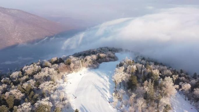 冬季高山滑雪胜地雾气阳光大雪