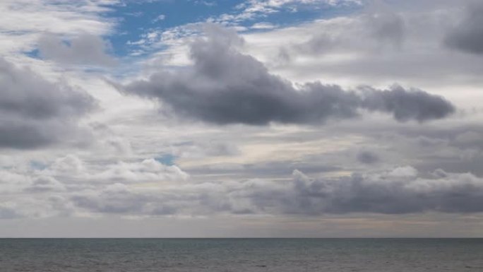 云在英吉利海峡上空移动的延时镜头。
