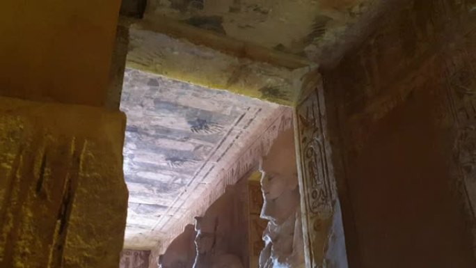 在埃及阿布辛贝，法老的雕像柱与阳光一起进入