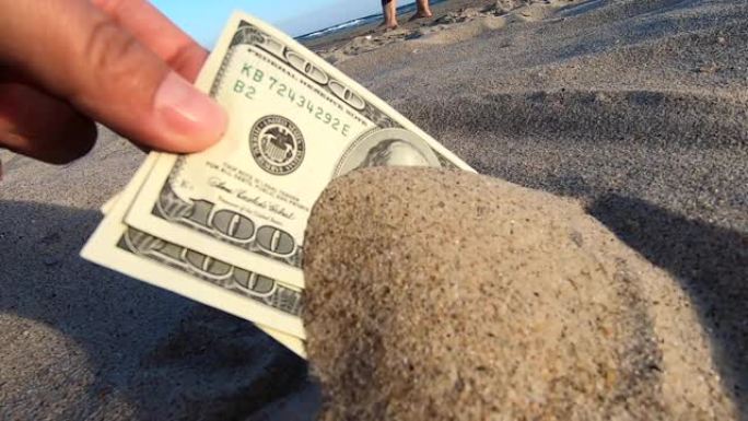 一个女孩从300的沙子钞票中取出