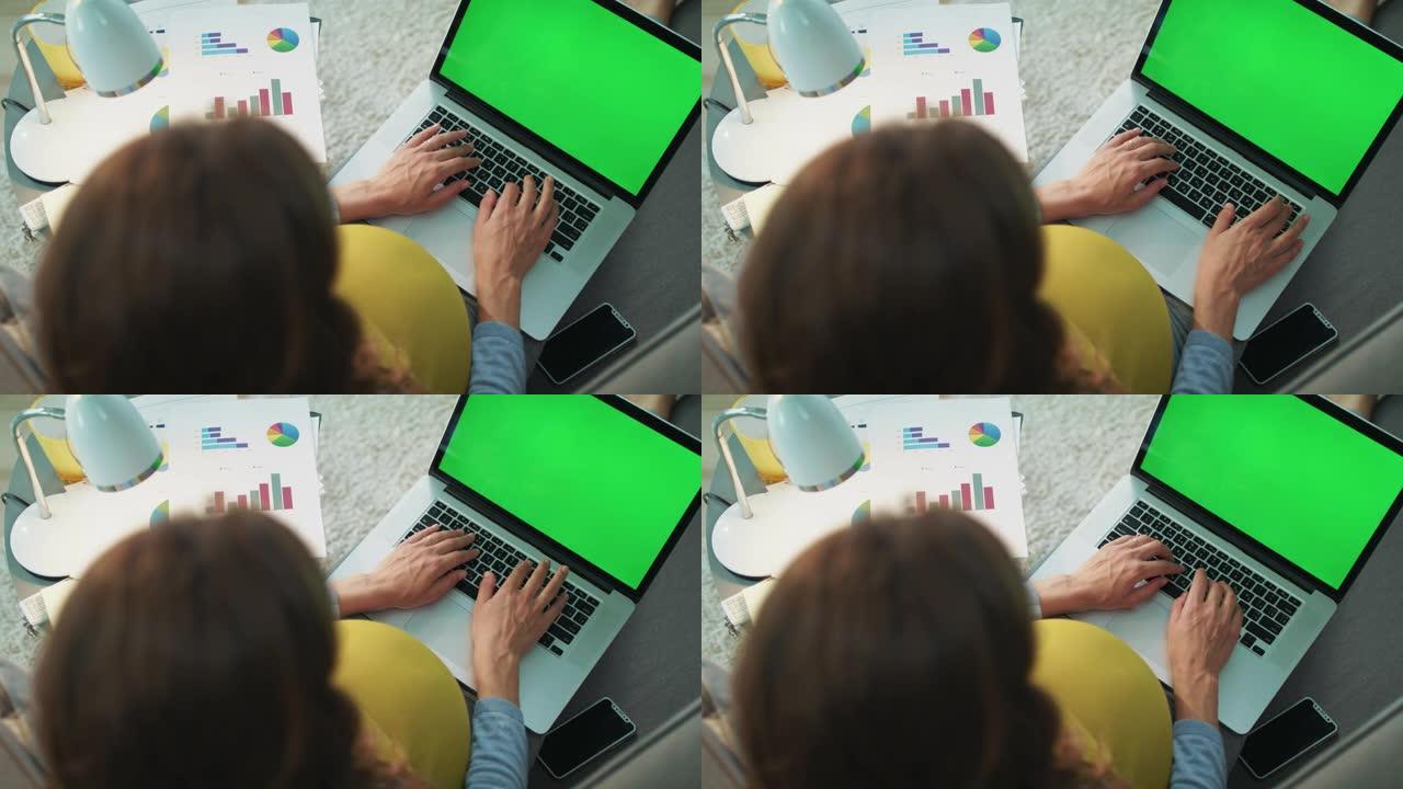 特写俯视图怀孕的双性恋女人在家打字笔记本电脑。