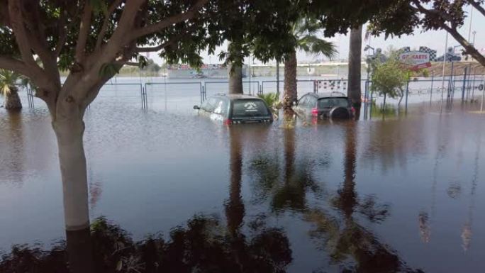 停车场的汽车被淹。深水。大雨过后的洪水自然