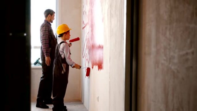 修复草稿公寓-小男孩和他的父亲用红色油漆在墙上画线条