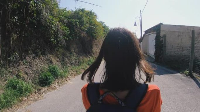 旅程。一个女孩在伊斯基亚岛散步。意大利。