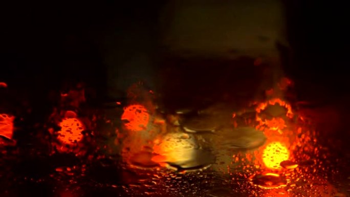 雨刮器在街上雨夜的汽车挡风玻璃