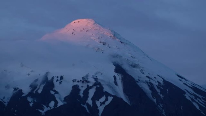 夏季日落时的奥索诺火山，智利巴塔哥尼亚