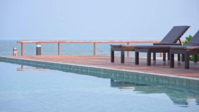 酒店度假村美丽的室外游泳池，近海洋边旅游度假