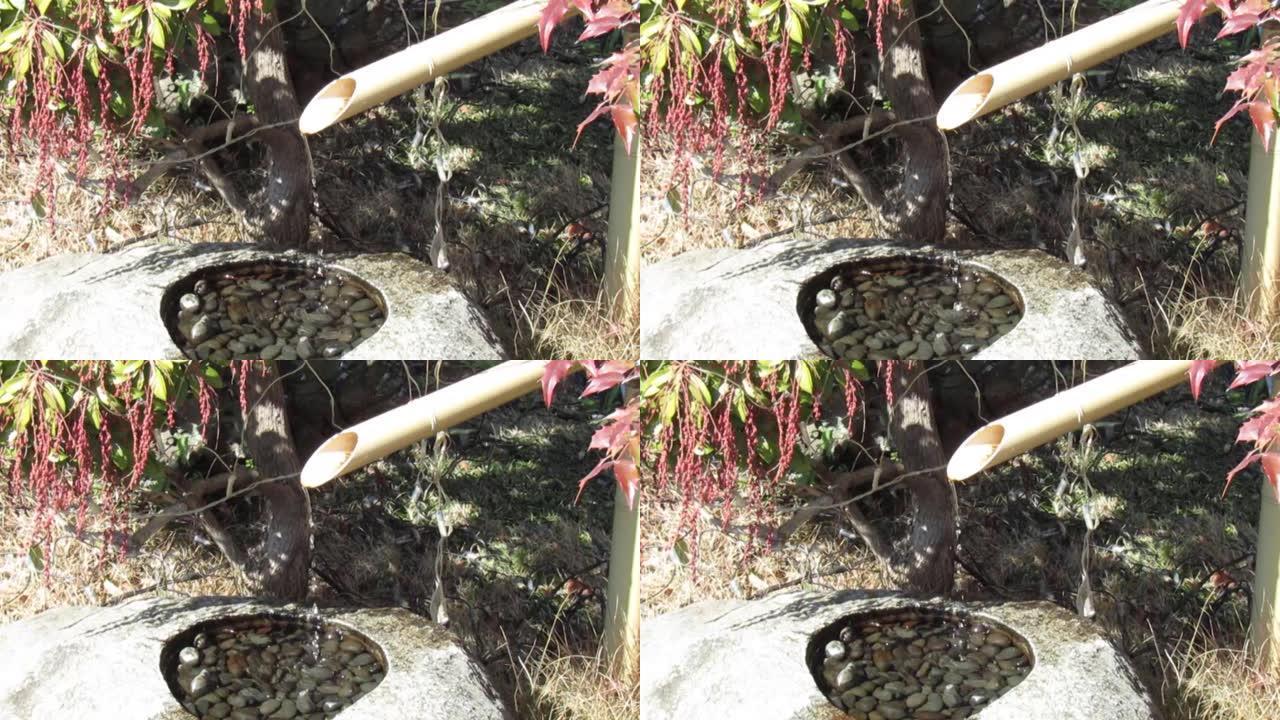 2月。日本。水从竹管流入小石水盆。筑拜