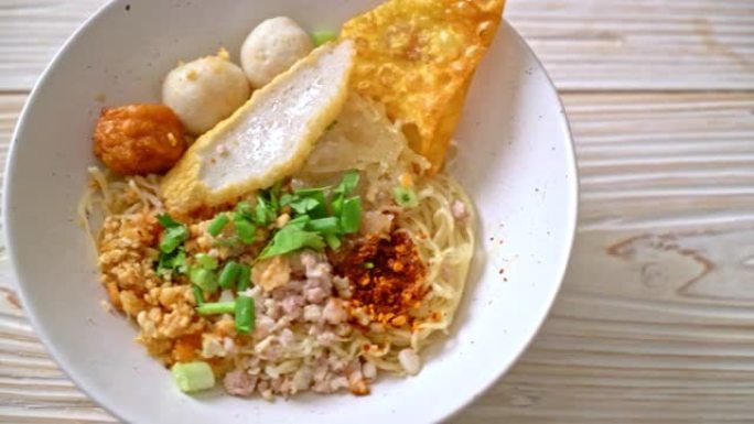 香辣面配鱼丸和肉末 (汤姆百胜面条)-亚洲美食风格