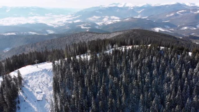 滑雪胜地有滑雪者和滑雪缆车的空中滑雪场。雪山森林