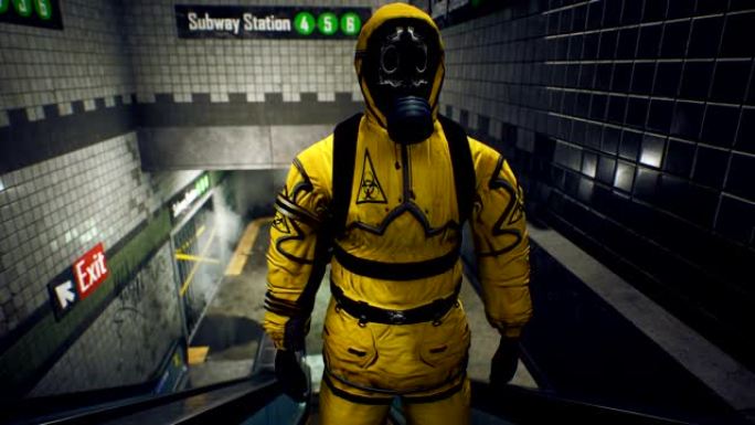 一名身穿化学防护服的幸存者从荒芜的地铁浮出水面。全球大流行后世界末日世界的概念。