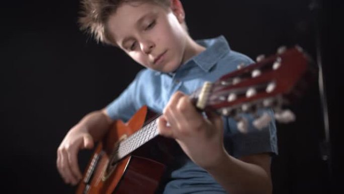 舞台上的小男孩吉他