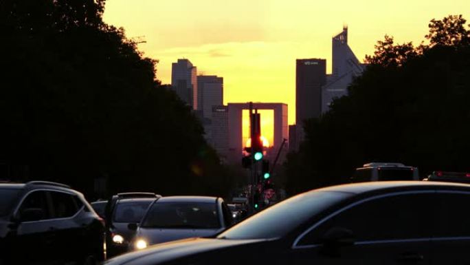 凯旋门在巴黎日落灯光下的汽车。