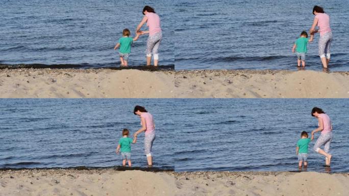 妈妈和小孩在海边玩耍