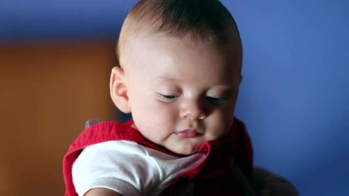 可爱的宝宝脸可爱的四个月大的新生儿学习