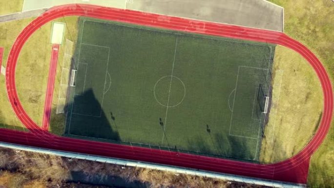 晴天飞出一个小城市的公共足球足球场。